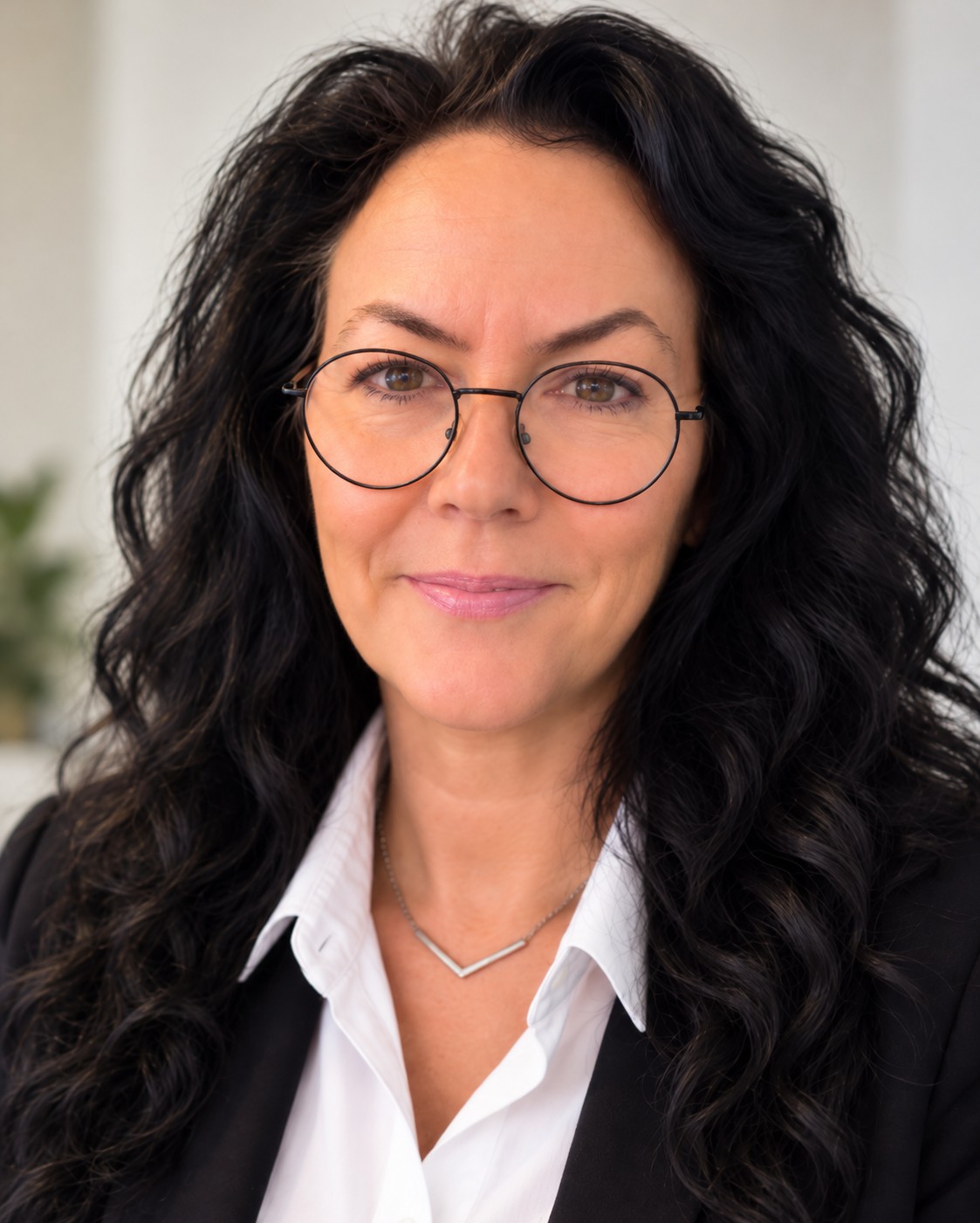 Gabriele Rothmann lächelnd, mit Brille, weißer Bluse und dunklem Blazer