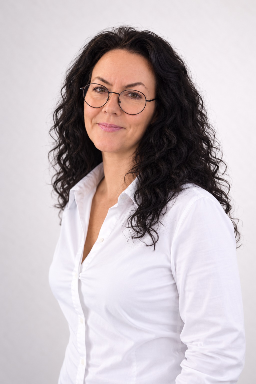 Bearbeitete Porträtvariante Ihrer Lebenshelferin mit Brille und weißer Bluse